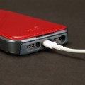 端子部はオープン設計の為、iPhone5s/5にケースを装着したまま充電が可能。